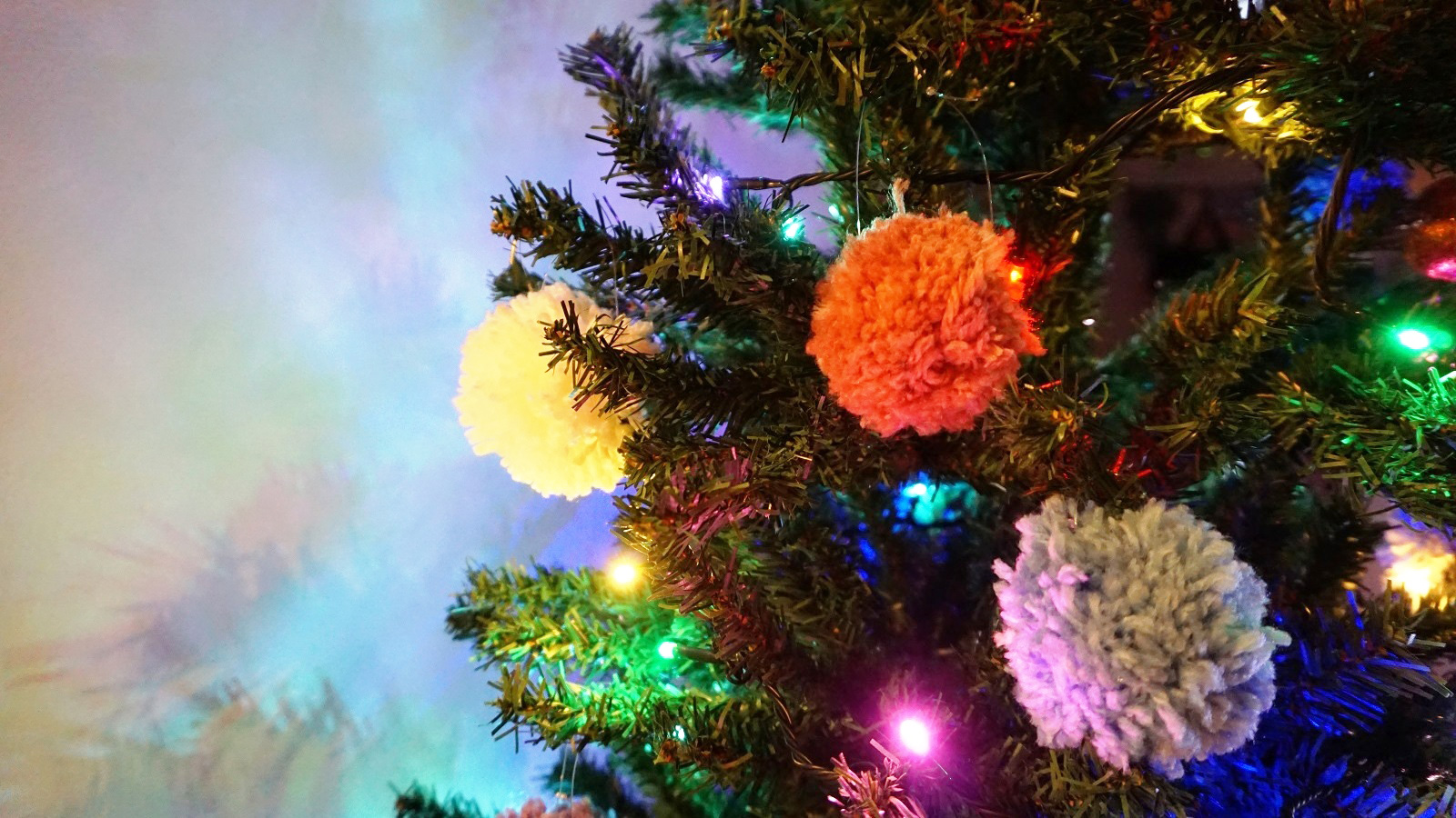 幼児がいてもok 毛糸でクリスマスツリーの簡単もふもふ飾りを作ろう ぎゅってweb