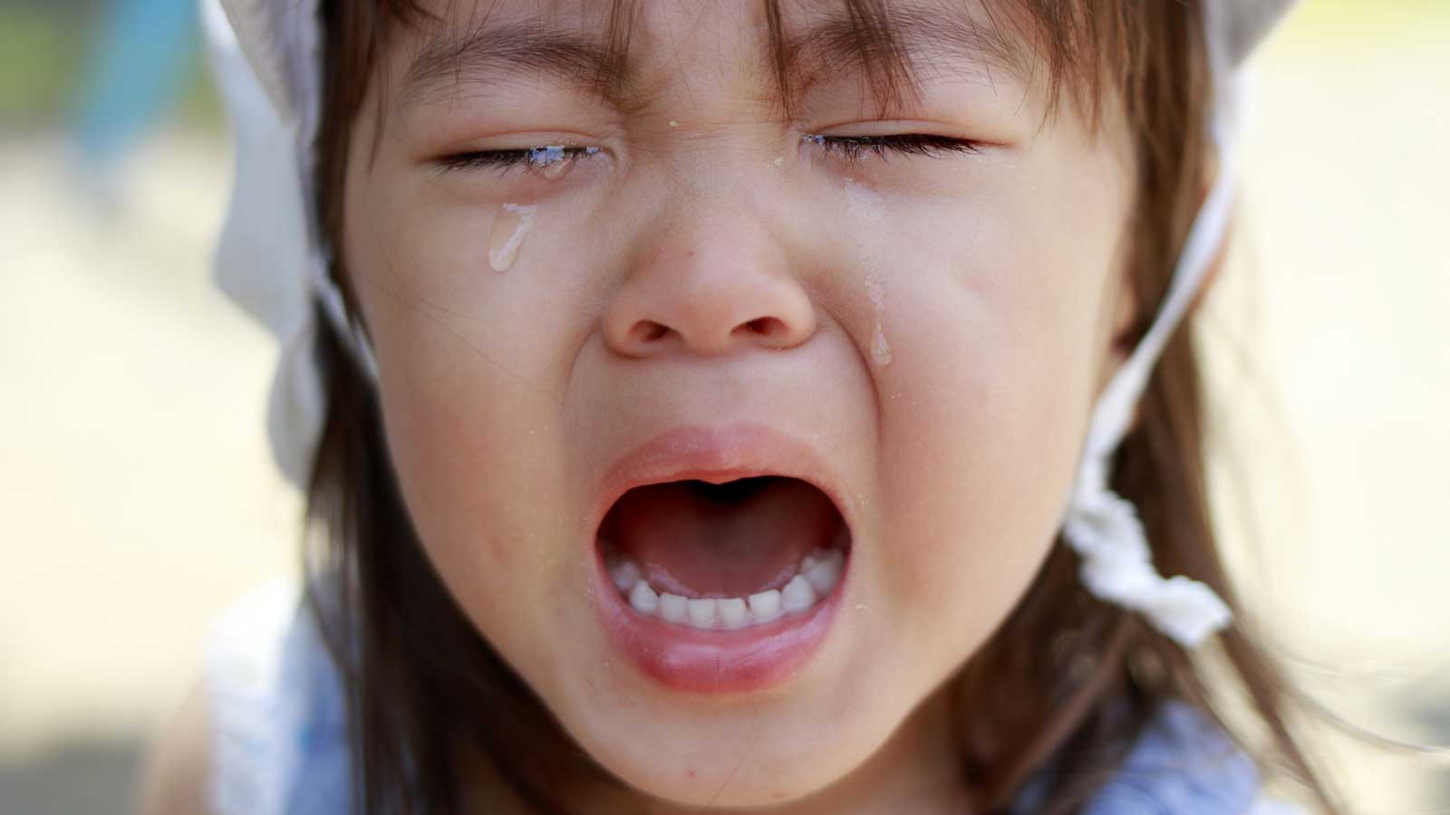 子どもの 泣き に罪悪感を持たないで 泣いているとき親がすべきは ぎゅってweb