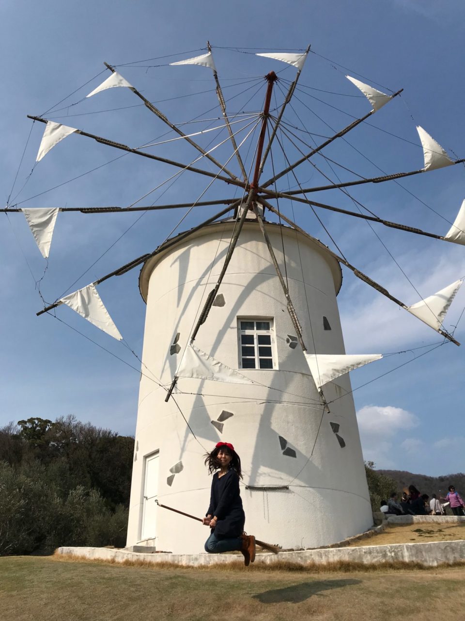 小豆島オリーブ公園で 魔女の宅急便 キキに変身 魔法のほうきレンタルok ぎゅってweb