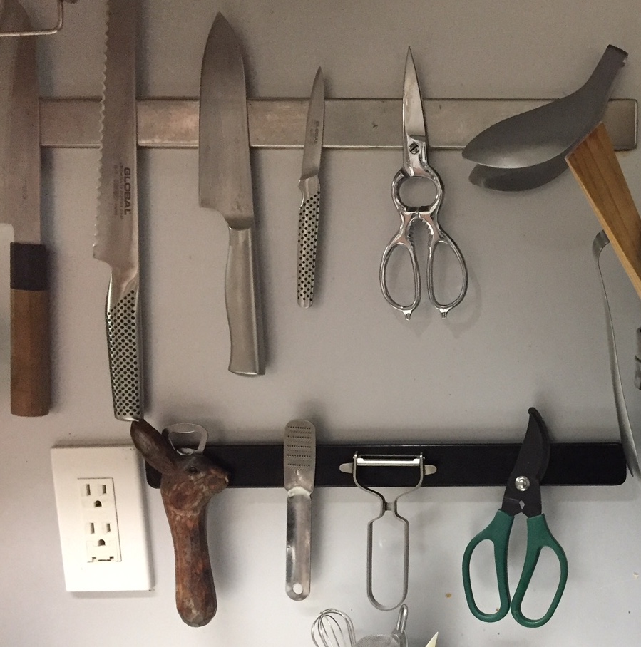 IKEA「マグネットナイフラック」で壁収納。狭いキッチンも作業しやすく 