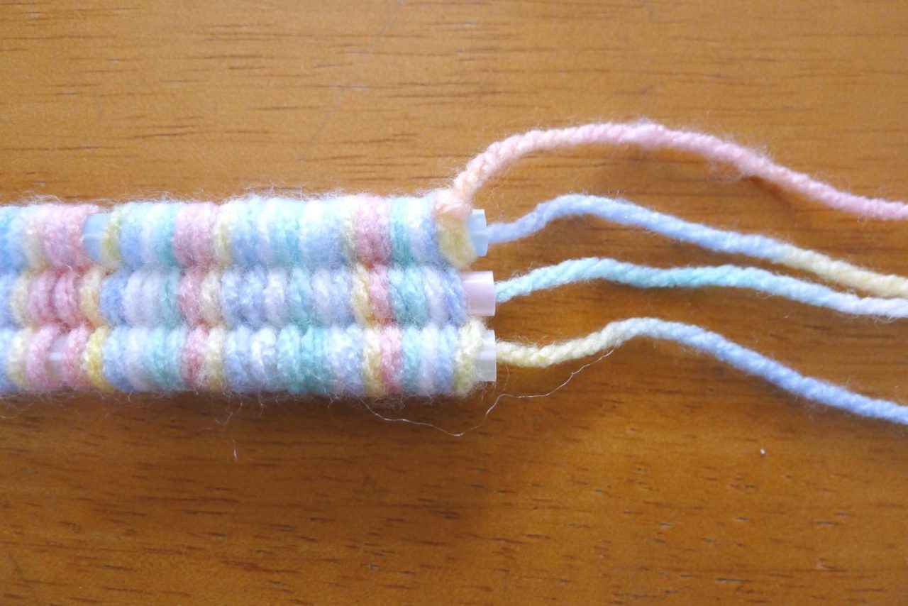 ストロー編みであっという間に完成 毛糸のブレスレットの作り方 ぎゅってweb