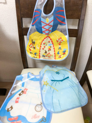 3COINSビブがお得カワイイ！白雪姫や桃太郎に変身できる3枚入り