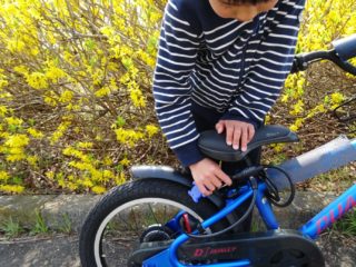 【3COINS】ワイヤーロックを子供用自転車に装着！キックバイクにも