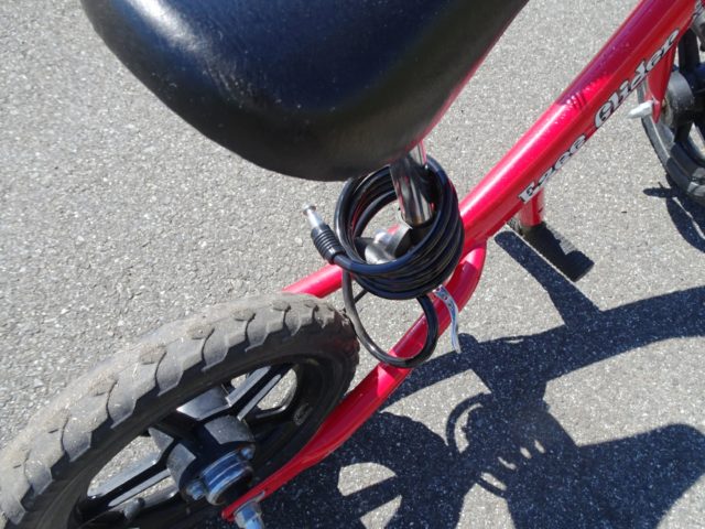 3coins ワイヤーロックを子供用自転車に装着 キックバイクにも ぎゅってweb