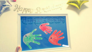 子供3人の手形取りに苦戦！手形アートで誕生日プレゼントを作ってみた