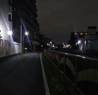 「ねぇ、ランニングマンが追いかけてきてるよ！」娘の一言から始まったある夜の出来事