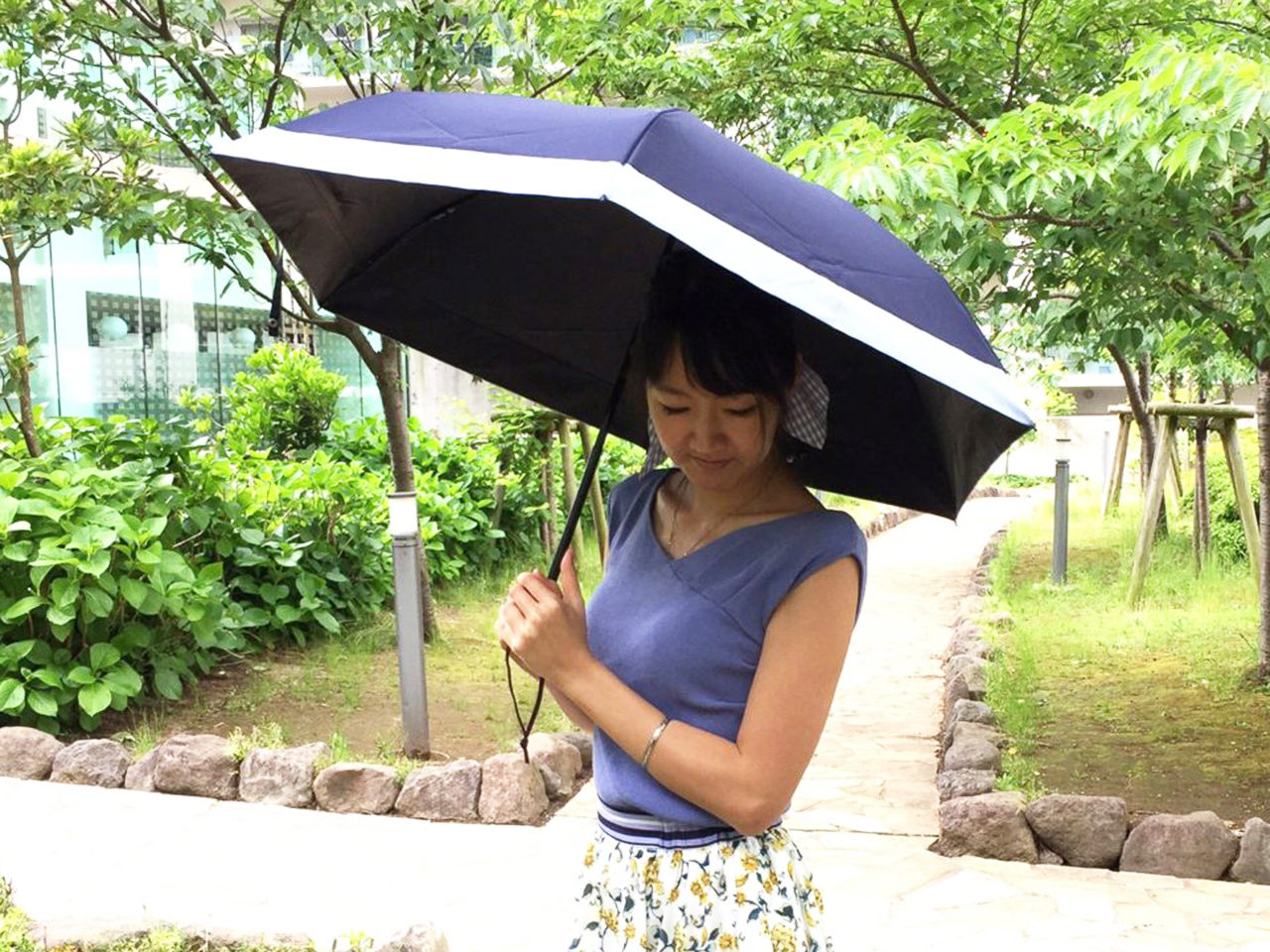 毎年売り切れる完全遮光100％のサンバリア日傘。買うべき理由は3つ