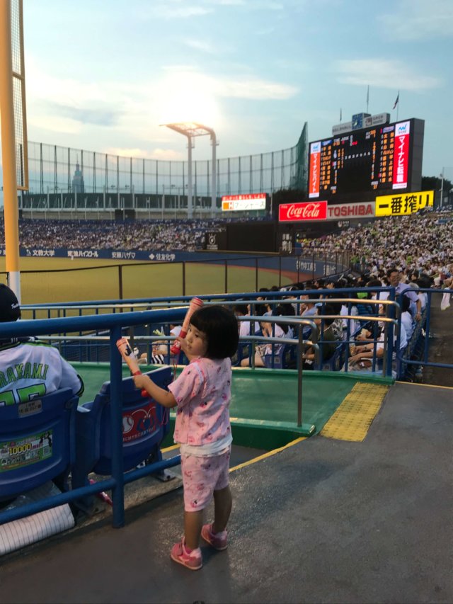 子連れでプロ野球ナイター観戦 夏の神宮球場は花火もビールも最高 ぎゅってweb