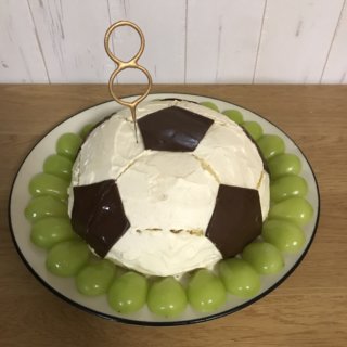 サッカー好きの子ども大喜び！サッカーボールのお誕生日ケーキを手作り