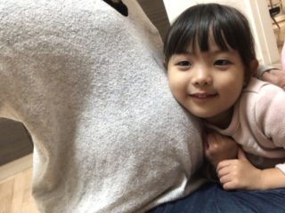 「ママ！お腹柔らかくしてあげるね」妊娠中のママを労わる3歳娘のお話