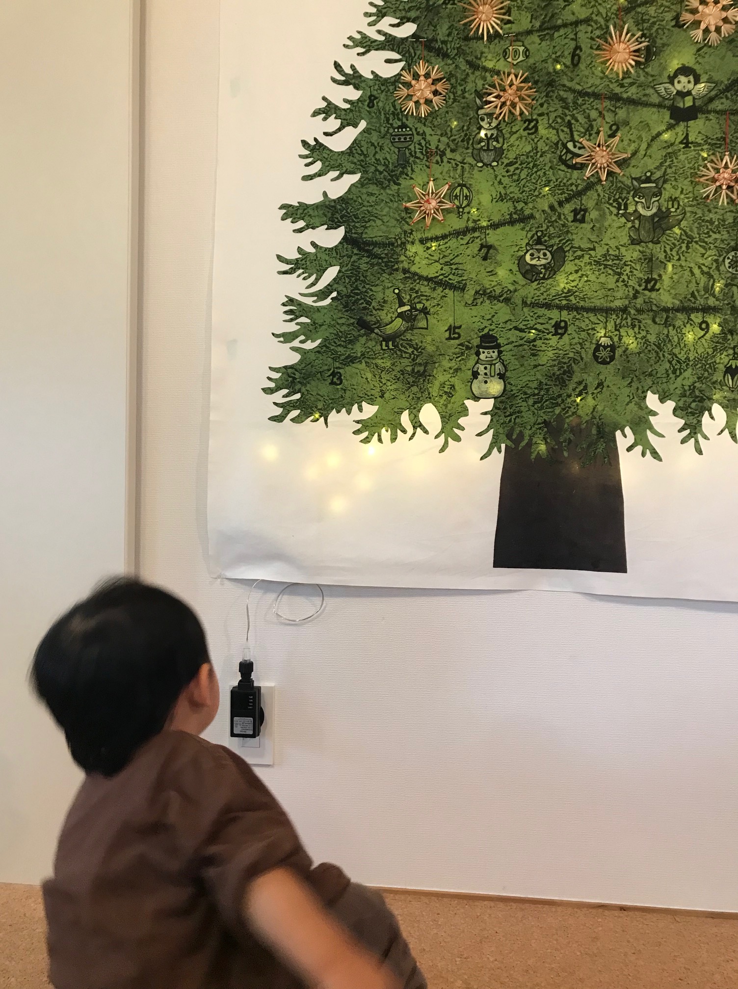省スペースで飾れる！大きなクリスマスツリーのタペストリーがオシャレ | ぎゅってWeb