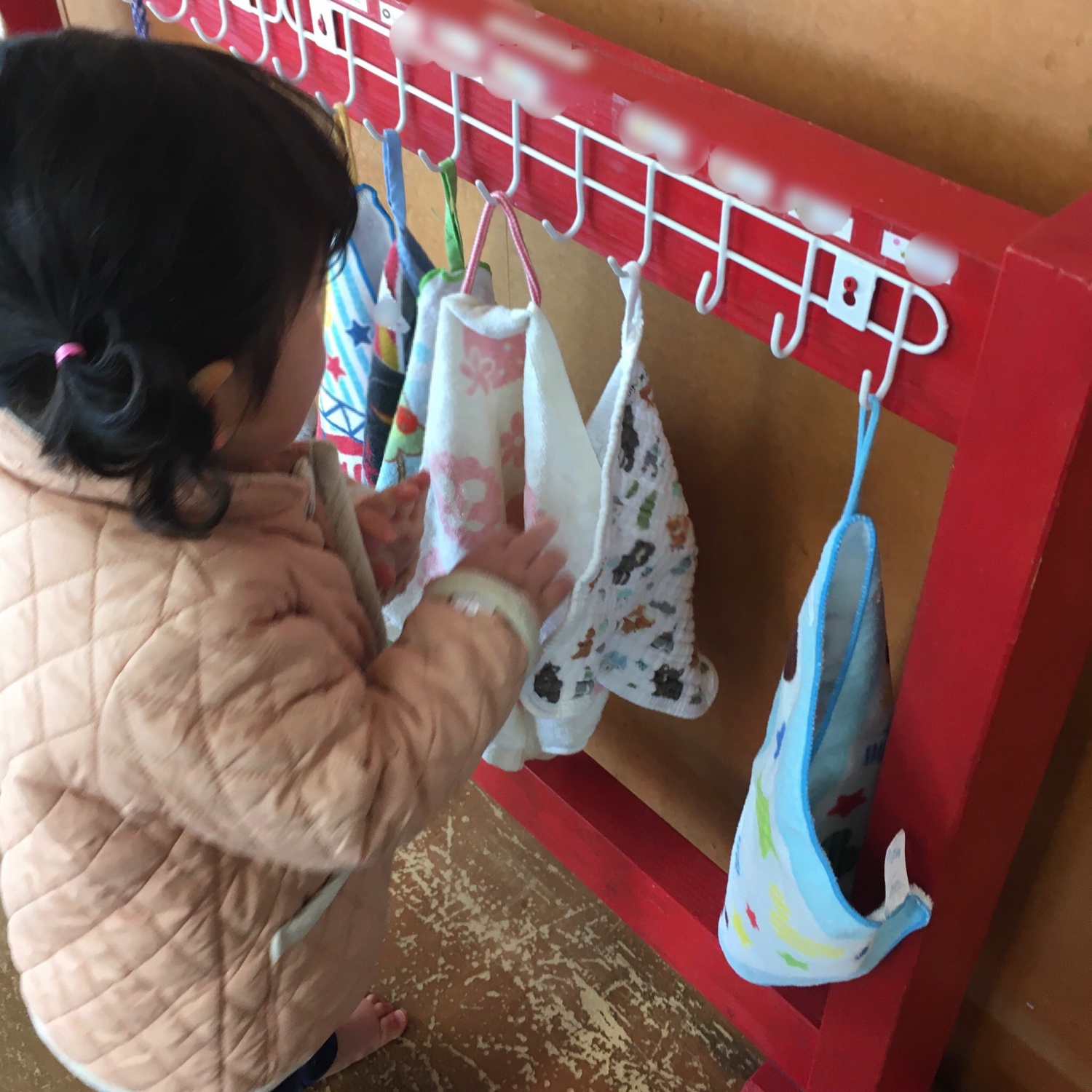 58%OFF!】 吊り下げタオル 4個 保育園 幼稚園 介護 子ども ループ付き キッズ