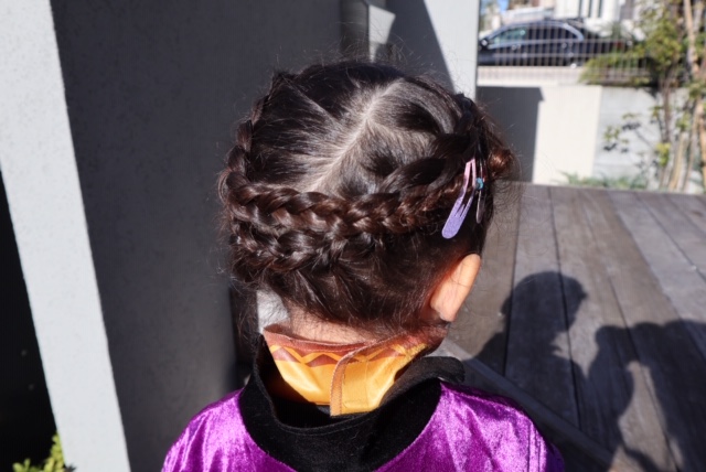 アナ雪2の映画の髪型に簡単アレンジ アナの三つ編み一周まとめ髪 ぎゅってweb