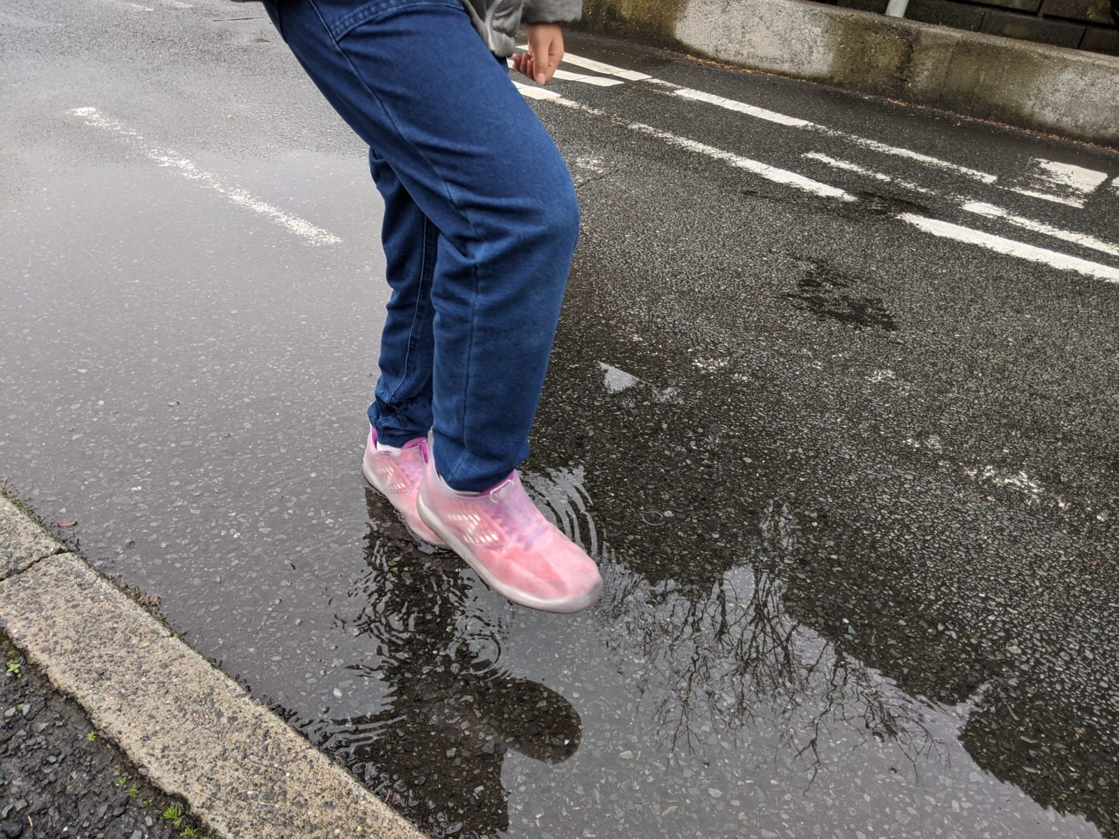 長靴は小学生になると履かない 早く買っておけばよかった雨の日アイテム ぎゅってweb