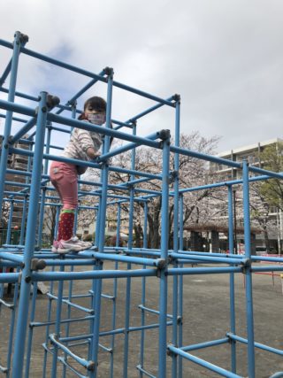 「どうして幼稚園いけないの？」入園延期になった娘の問いに母は？