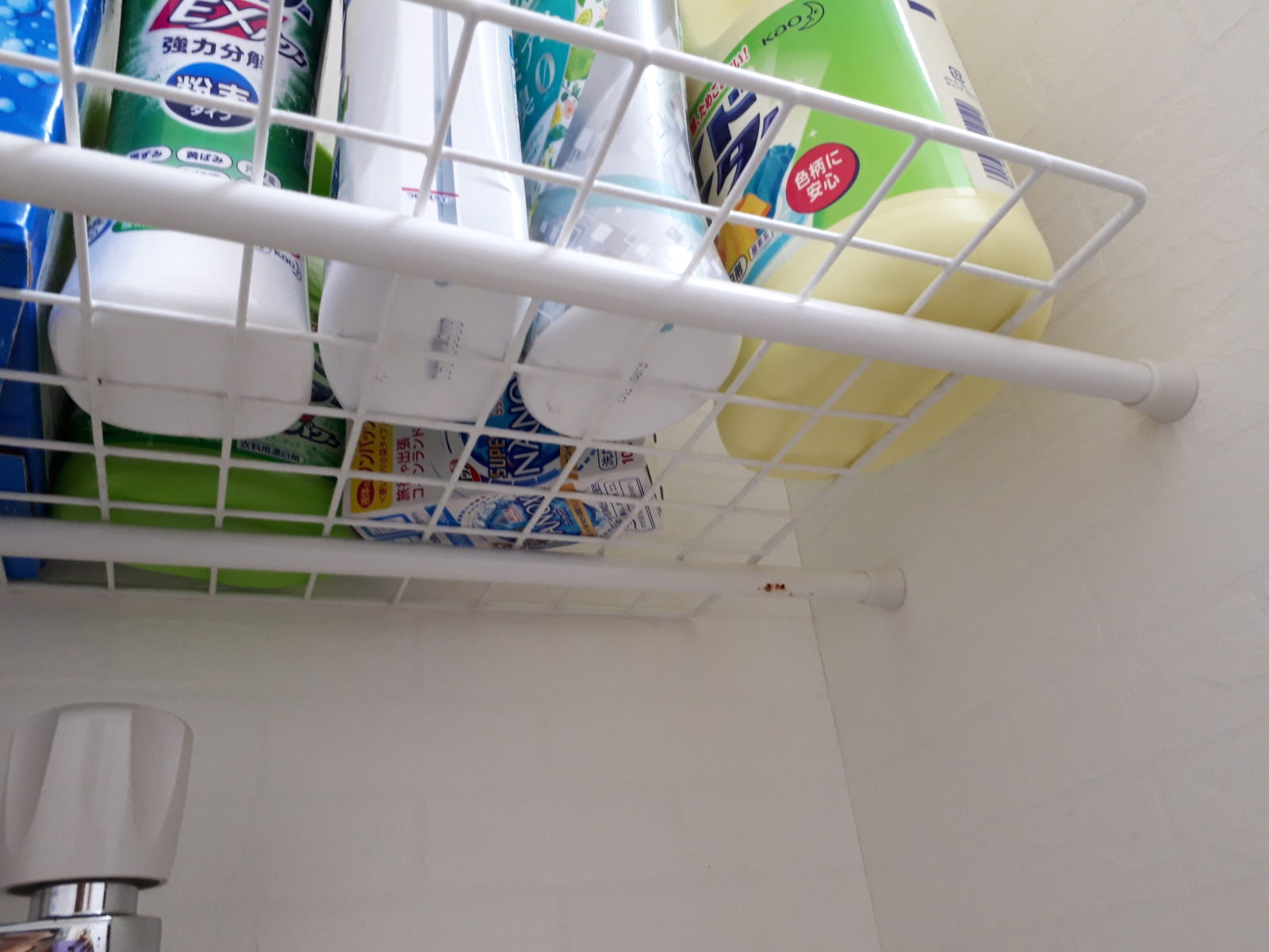 デッドスペースに突っ張り棒 洗濯機上の収納はこれで決まり ぎゅってweb