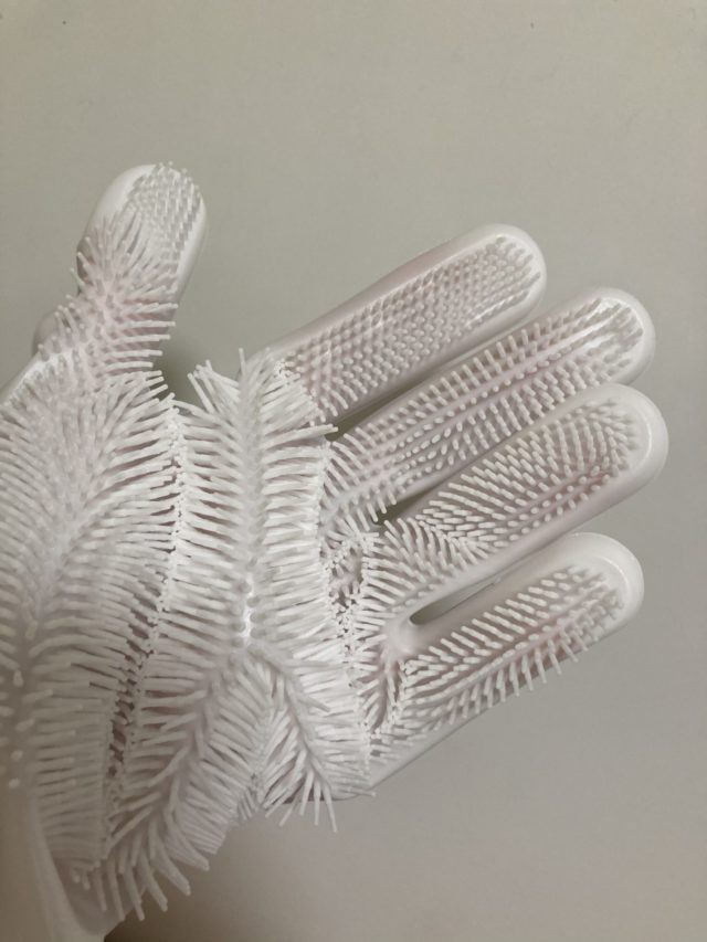 スリコで見つけたキッチン神アイテム 突起付きシリコンブラシ手袋 ぎゅってweb