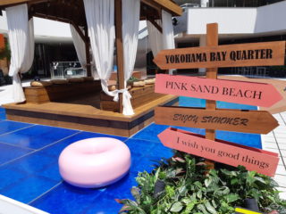 8/31まで！横浜ベイクォーターにリゾート気分なピンクのビーチが出現