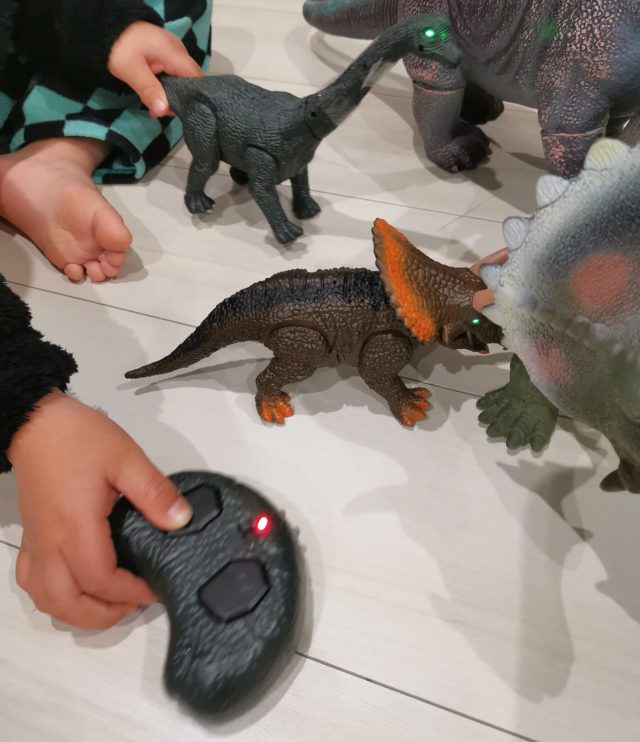 子ども心をくすぐる フライングタイガーで動く恐竜と光るスケボーを購入 ぎゅってweb