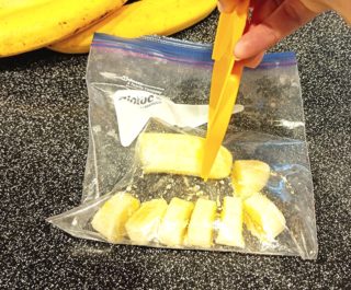 汚れ物なしで時短！最も簡単な冷凍スライスバナナの作り方